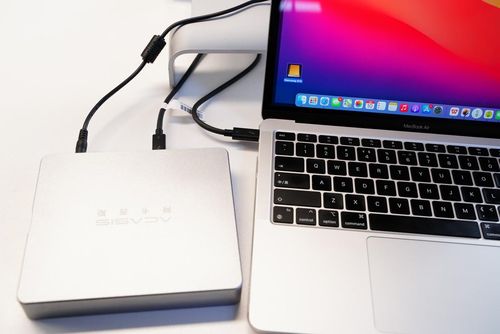 可以同时支持插入四块固态硬盘,官方数据支持最高32tb的外置存储,也就